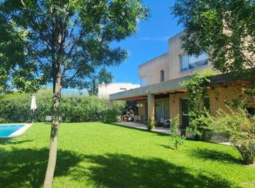 Casa de 7 ambientes, Tigre · Casa en Barrio Barbarita (Suite) Dep. Serv. Playroom, Jardin C/piscina, Impecable!