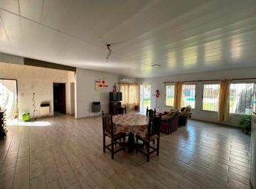 Casa · 121m² · 4 Ambientes · 1 Cochera · Venta Casa Funes 2 Dorm. - Patio - Pileta