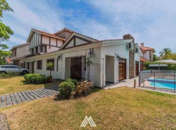 Casa · 394m² · 7 Ambientes · 2 Cocheras · Venta Casa Carrasco Sur 4 Dorm Piscina Prox Rbla