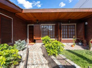 Casa · 330m² · 6 Ambientes · 2 Cocheras · Venta Casa 6 Amb 4 Baños *apta Credito* C/piscina