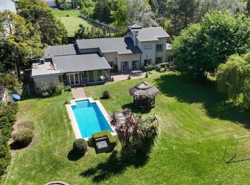 Casa · 410m² · 6 Ambientes · 2 Cocheras · Casaquinta en Venta en Fátima.