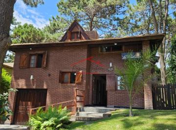 Casa · 122m² · 6 Ambientes · 1 Cochera · Casa en Venta en Valeria del Mar Cerca del Mar! Retasada