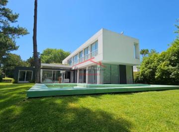 Casa · 380m² · 6 Ambientes · 1 Cochera · Casa en Venta en Carilo
