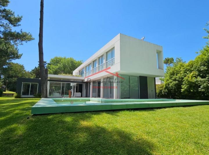 Casa · 380m² · 6 Ambientes · 1 Cochera