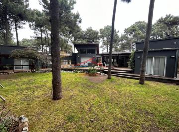 Casa · 246m² · 5 Ambientes · 1 Cochera · Casa en Venta en Pinamar, Barrio Nayades