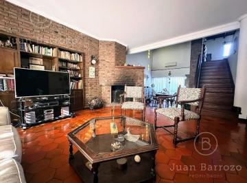 Casa · 257m² · 5 Ambientes · 2 Cocheras · Venta Casa de 3 Dorm. con Garage y Fondo Libre. Temperley Este.