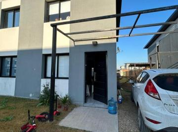 Casa · 72m² · 3 Ambientes · 2 Cocheras · Duplex con Jardin y Cocheras