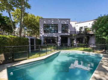 Casa · 309m² · 5 Ambientes · 2 Cocheras · Casa Venta Vicente López 5 Ambientes de Categoría. Piscina - Ubicación Privilegiada - Luminosa