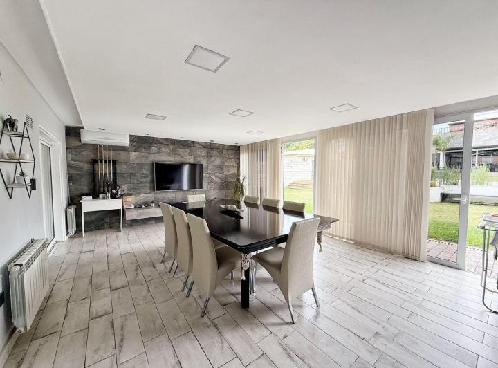 Casa · 350m² · 6 Ambientes · 2 Cocheras