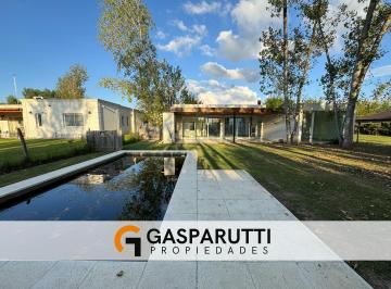 Casa · 160m² · 4 Ambientes · 2 Cocheras · Casa en Venta en Barrio San Matías con Pileta