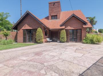 Casa · 328m² · 4 Ambientes · 3 Cocheras · Chalet de Categoría - Barrio Pinos de Anchorena