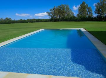 Casa · 250m² · 5 Ambientes · 1 Cochera · Casa de Campo en Chacras del Paraná, Lima
