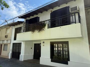 Casa · 300m² · 9 Ambientes · Casa en Venta Amplia con Jardín y Pileta