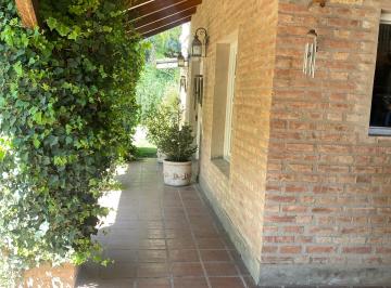 Casa de 8 ambientes, La Cumbre · La Cumbre - Hermosa Casa en Zona Residencial con Gas Natural