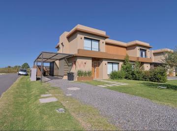 Casa · 183m² · 5 Ambientes · 2 Cocheras · Alquiler Casa 4 Dorm. en Pilar de Los Horneros
