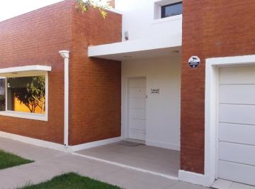 Casa · 450m² · 6 Ambientes · 1 Cochera · Venta - Apto Crédito - Casa de 3 Habitaciones - B° Terrazas del Neuquén