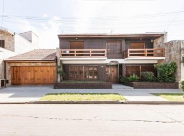 Casa · 222m² · 5 Ambientes · 2 Cocheras · Casa - Chalet Lanús - Cochera, Parrilla, Parque