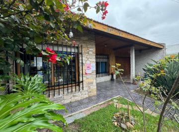 Casa · 130m² · 3 Ambientes · 2 Cocheras · Casa Venta 3amb Parque Cochera Quincho