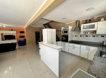 Casa · 140m² · 4 Ambientes · 2 Cocheras · Venta Casa 4 Amb Pileta, 2 Cocheras, Paso del Rey