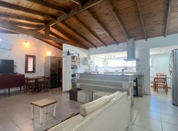 Casa · 217m² · 4 Ambientes · 1 Cochera · Venta Casa 4 Ambientes Apto Crédito Sobre Asfalto