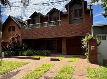 Casa · 260m² · 6 Ambientes · 1 Cochera · Venta Casa C/ Pileta - Zona Parque.
