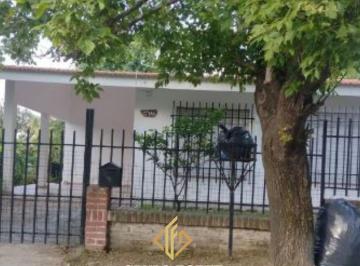 Casa · 97m² · 3 Ambientes · 1 Cochera · Chalet en Venta en Sol y Rio, Entrono Tranquilo.