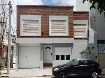 PH · 100m² · 4 Ambientes · 1 Cochera · PH en La Perla
