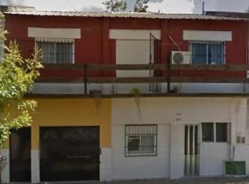 Casa · 300m² · 4 Ambientes · 1 Cochera · Casa en Venta 4 Ambientes Centro de Gonzáles Catan