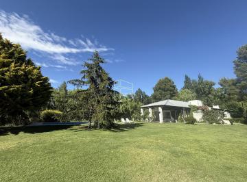 Quinta vacacional · 175m² · 6 Ambientes · 2 Cocheras · Alquiler Temporario - Casa Quinta con Pileta y Costa de Río - General Roca A001