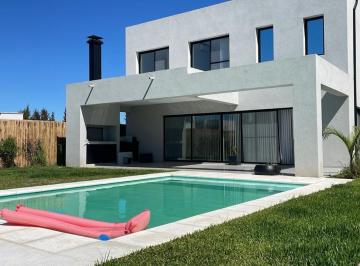 Casa · 170m² · 4 Ambientes · 1 Cochera · Casa en Alquiler en El Barrio Vila Marina II, Villanueva, Tigre.