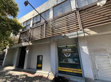 Bodega-Galpón · 620m² · Galpón 200 m² + 2 Locales + 2 Deptos de 100 m² - Venta