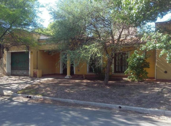 Casa · 210m² · 4 Ambientes · 1 Cochera