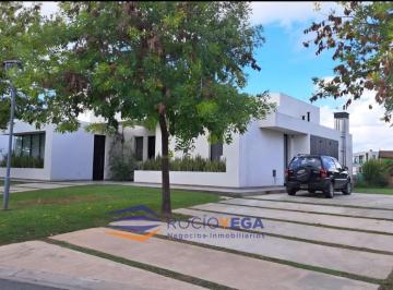 Casa · 170m² · 4 Ambientes · 2 Cocheras · Casa en Alquiler en Barrio Terravista