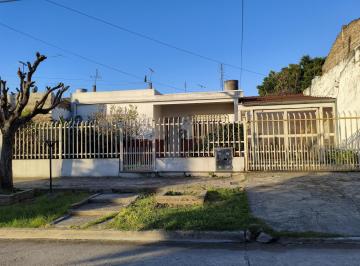 Casa · 120m² · 3 Ambientes · 1 Cochera · Casa en Isidro Casanova