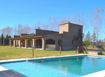 Casa · 220m² · 5 Ambientes · 2 Cocheras · Casa a La Venta en Estancias Las Lilas, Lujan