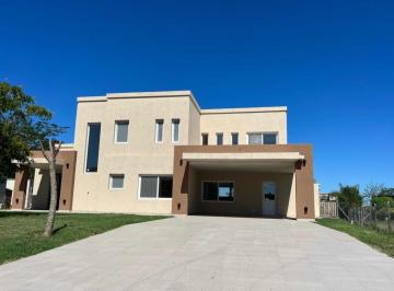 Casa · 290m² · 5 Ambientes · 2 Cocheras · Casa en Alquiler Anual Amoblada San Matías