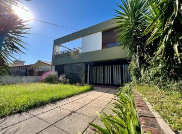 Casa · 250m² · 3 Dormitorios · 2 Cocheras · Casa en Cerro de Las Rosas