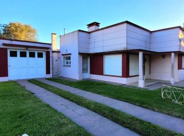 Casa · 162m² · 2 Dormitorios · 1 Cochera · Casa 3 Amb Emplazada en 2 Lotes Unificados.