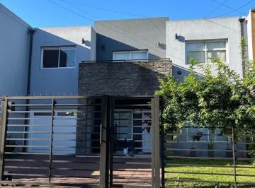 Casa · 174m² · 4 Ambientes · 3 Cocheras · Casa Racionalista 4 Ambientes en Ituzaingo Norte
