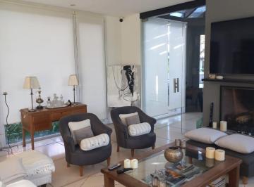 Casa · 220m² · 6 Ambientes · 4 Cocheras · Casa en El Barrio Senderos 1