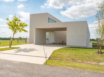 Casa · 261m² · 6 Ambientes · 2 Cocheras · Casa de Diseño de 4 Dorm. en Barrio Vida Club de Campo