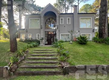 Casa · 224m² · 5 Ambientes · 1 Cochera · Casa en Venta en Carilo, Apto Credito Excelente Oportunidad