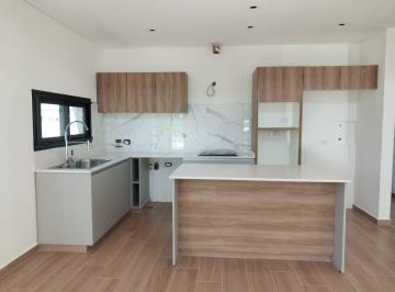 Casa · 154m² · 4 Ambientes · 2 Cocheras · Casa en Venta en Santa Lucia en Dos Plantas con Piscina.