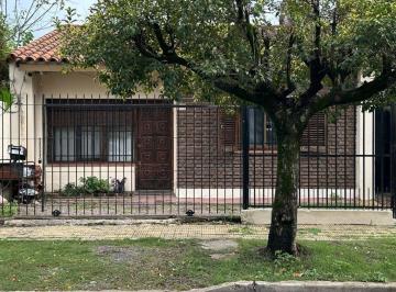 Casa · 129m² · 5 Ambientes · Oportunidad: Dos Casas en un Amplio Terreno 374 m²