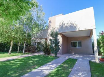 Casa · 114m² · 4 Ambientes · 1 Cochera · Venta de Casa 2 Dorm en B° Privado Elementos - Plottier, Neuquén