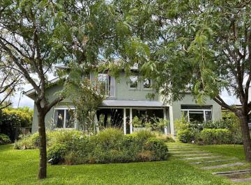 Casa · 253m² · 6 Ambientes · Casa en Alquiler en El Encuentro