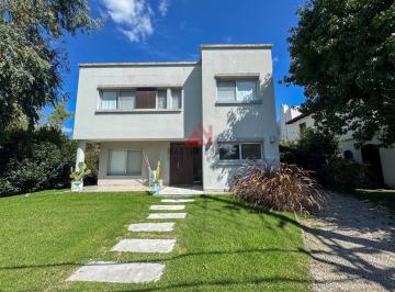 Casa · 170m² · 5 Ambientes · 1 Cochera · Casa en Alquiler en Larena Country Club, Pilar, G. B. a. Zona Norte