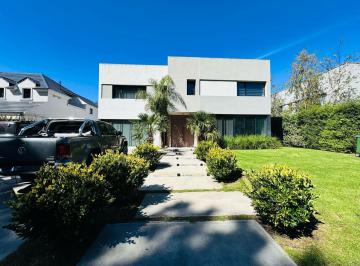 Casa · 350m² · 4 Ambientes · Casa en Rumenco de Cinco Ambientes con Piscina