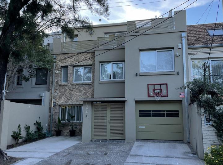 Casa · 360m² · 6 Ambientes · 2 Cocheras