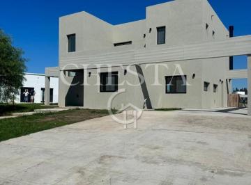Casa · 207m² · 6 Ambientes · 2 Cocheras · Casa en Venta en Medal Cc, Pilar, G. B. a. Zona Norte
